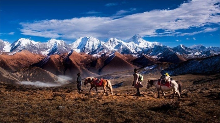 “守護(hù)貢嘎”是當(dāng)?shù)卮迕駱闼氐男拍詈妥园l(fā)的行動(dòng)。圖為貢嘎山“馬背巡護(hù)隊(duì)”開展日常巡護(hù)工作 林革文攝