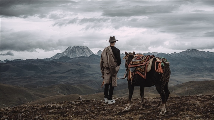 在康定八郎生都星空營(yíng)地，村里的青年丹真德勒牽馬注視世代生活的家園。八郎村提供