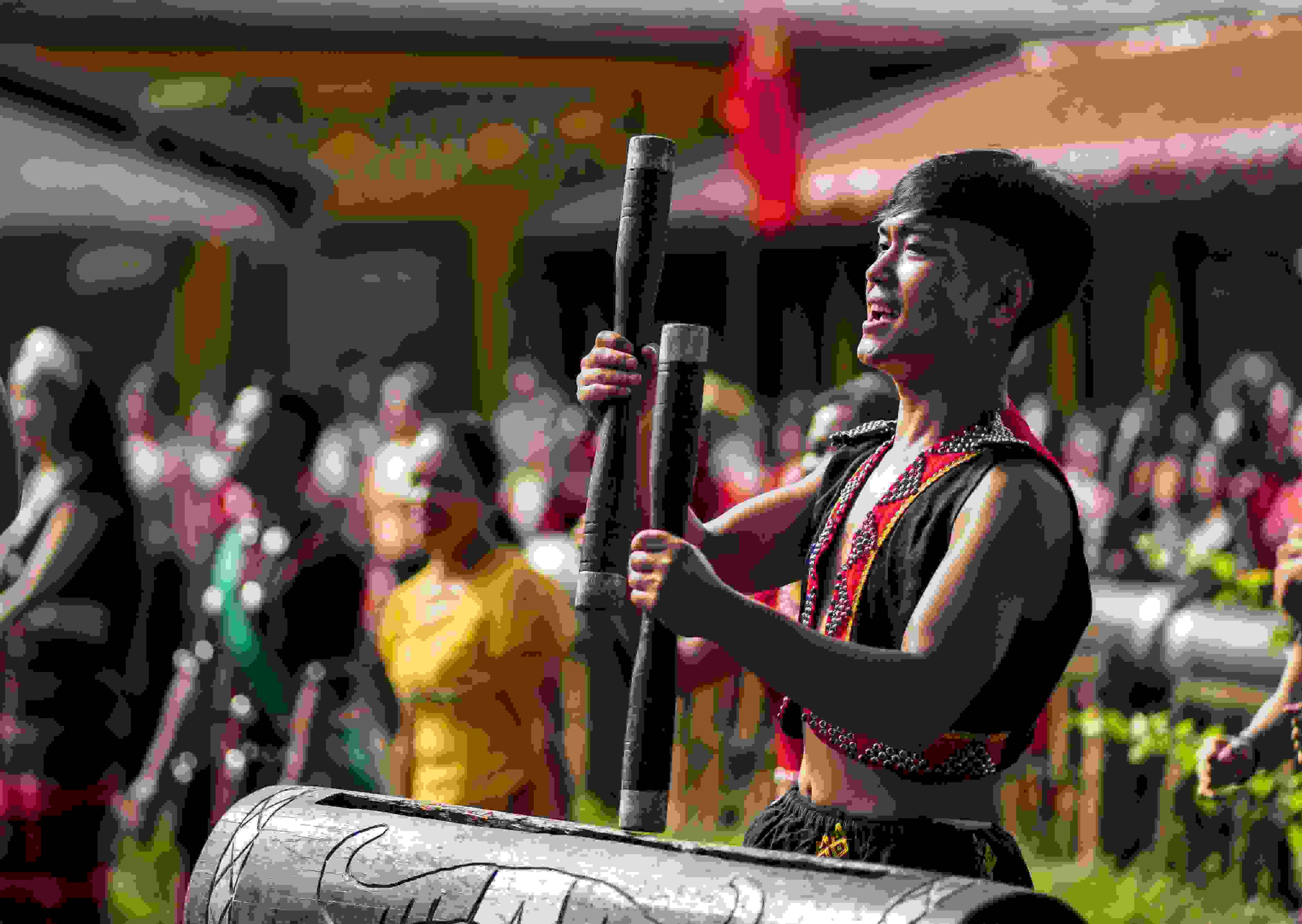 云南省滄源縣班洪鄉(xiāng)班洪村的佤族群眾唱響《阿佤人民唱新歌》（2021年8月20日攝）。