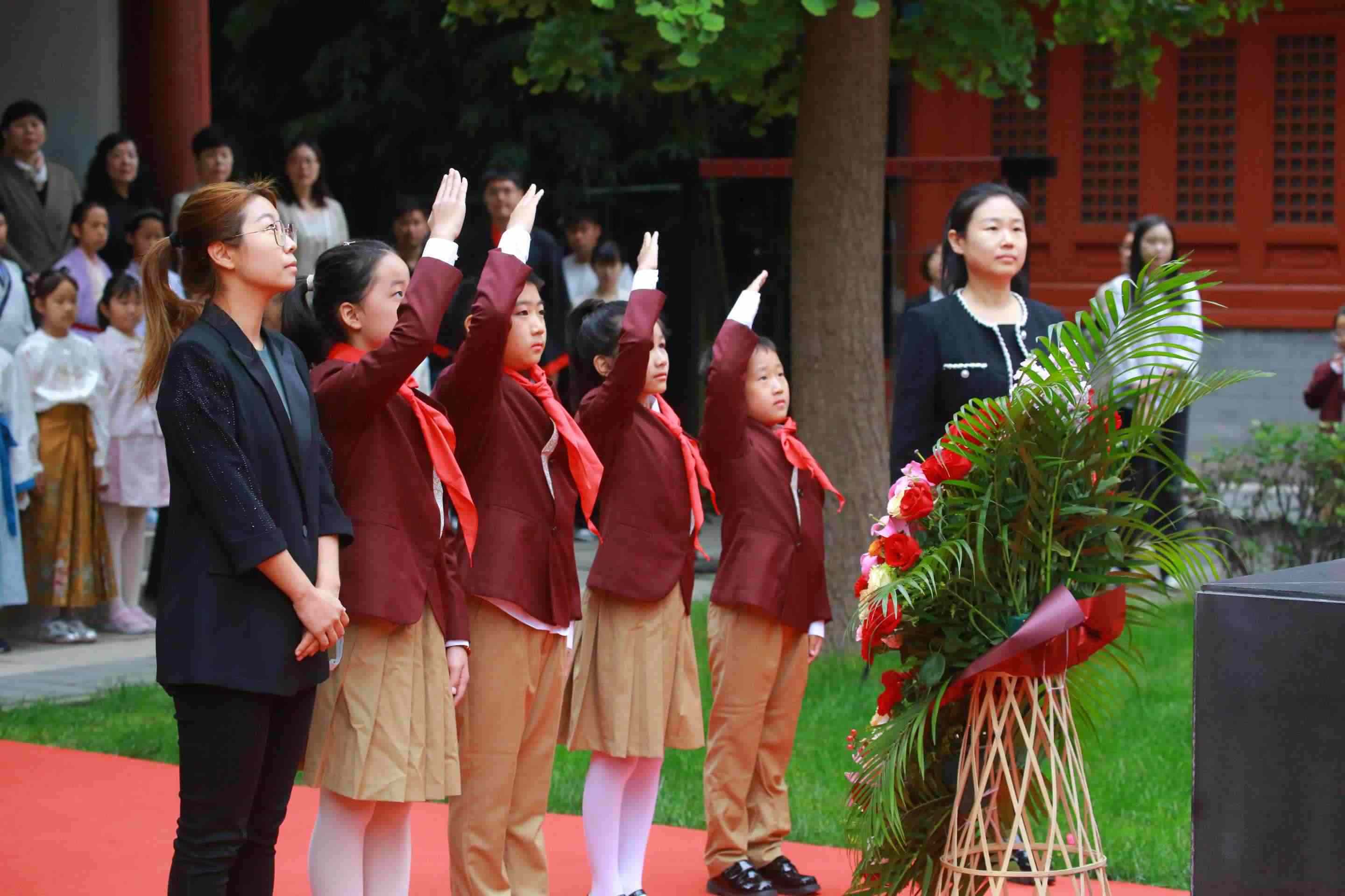 少先隊員敬獻花籃。校方供圖