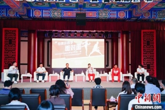 吳愉、王德新、沈學軍、江海東、朱曉蕾與在座同學們分享個人的體育故事與成長感悟。上海市港澳辦供圖