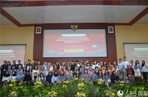 與會(huì)嘉賓與阿拉扎大學(xué)師生合影。人民網(wǎng)記者 李培松攝