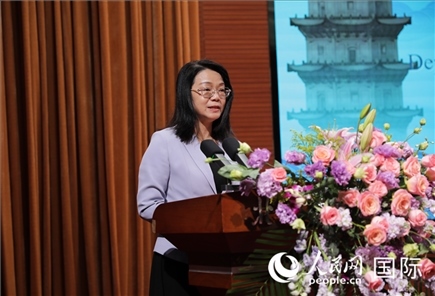 福建省人民政府外事辦公室副主任黃劭蓉在“走進(jìn)中華文明——海絲印記 世遺泉州”主題人文交流活動(dòng)中致辭。人民網(wǎng) 王婧攝