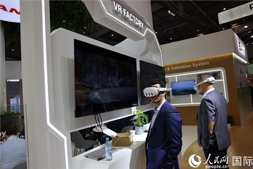 外國觀眾在通過VR參觀中國風電企業(yè)智慧工廠。人民網記者 劉仲華攝