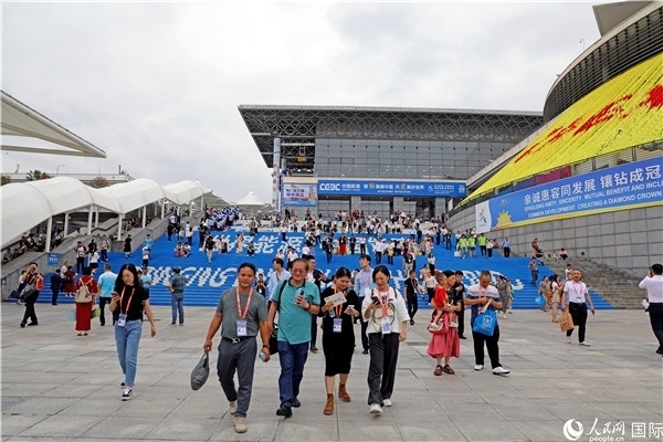 第二十一屆東博會(huì)展館外，參觀者步行離場(chǎng)。人民網(wǎng)記者趙益普攝