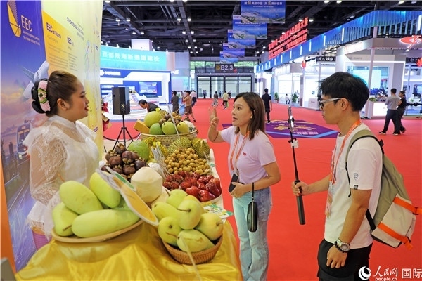 在東博會(huì)泰國展區(qū)，參觀者在向泰方工作人員了解泰國水果情況。人民網(wǎng)記者趙益普攝