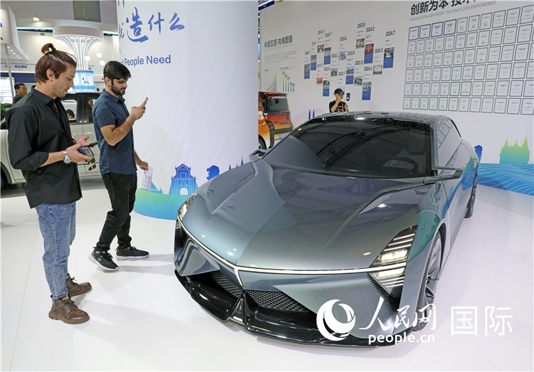 東博會上，上汽通用五菱展出的一款名為“東盟之光”的新能源概念車吸引參觀者駐足。人民網(wǎng)記者趙益普攝