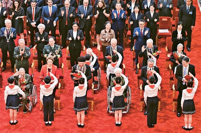 2024年9月29日，中華人民共和國國家勛章和國家榮譽稱號頒授儀式在北京人民大會堂隆重舉行。圖為少先隊員向國家勛章和國家榮譽稱號獲得者敬禮致意。 新華社記者 岳月偉/攝