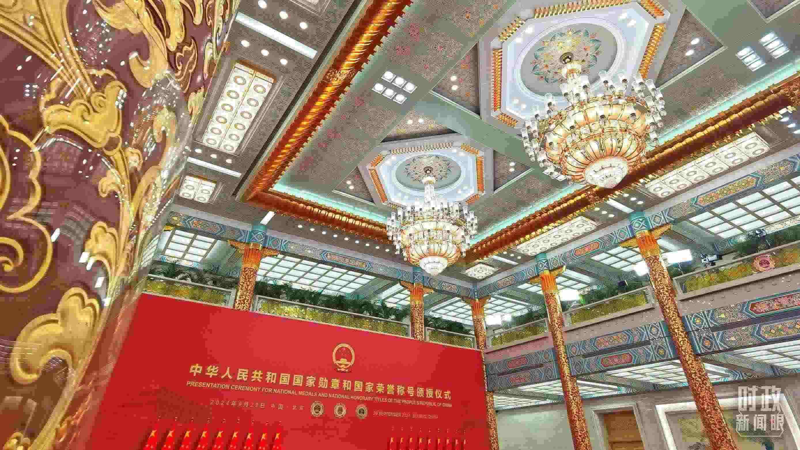 人民大會(huì)堂金色大廳燈光璀璨。（總臺(tái)央視記者郭鴻拍攝）