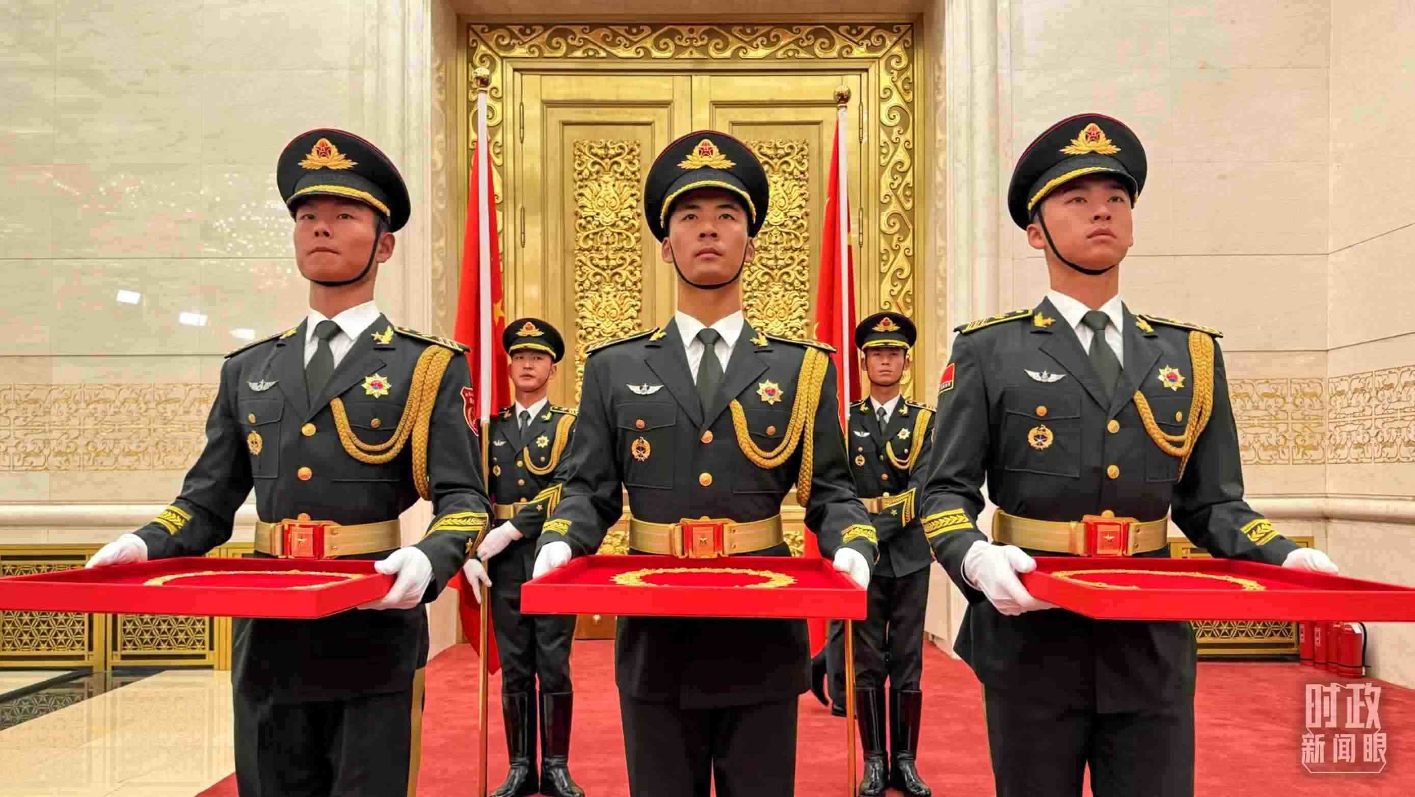 禮兵手捧共和國(guó)勛章、友誼勛章和國(guó)家榮譽(yù)稱號(hào)獎(jiǎng)?wù)?。（總臺(tái)央視記者李增仁拍攝）