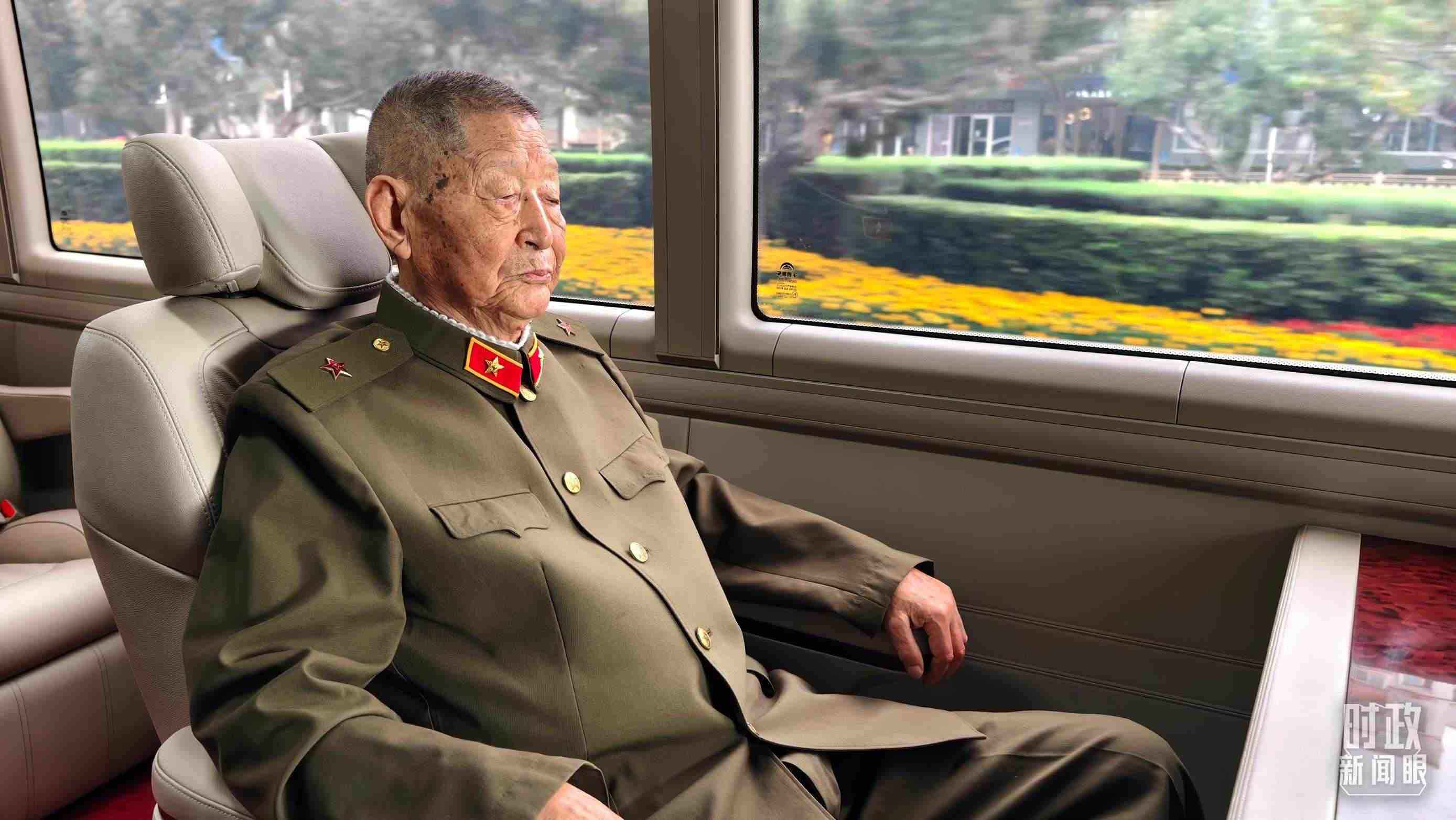 “共和國(guó)勛章”獲得者黃宗德乘坐禮賓車(chē)前往人民大會(huì)堂。（總臺(tái)央視記者胡瑋拍攝）