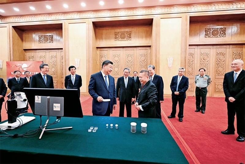 2024年9月23日，黨和國(guó)家領(lǐng)導(dǎo)人習(xí)近平、李強(qiáng)、趙樂際、王滬寧、蔡奇、丁薛祥、李希等在人民大會(huì)堂接見探月工程嫦娥六號(hào)任務(wù)參研參試人員代表并參觀月球樣品和探月工程成果展覽。這是習(xí)近平等參觀月球樣品和探月工程成果展覽。 新華社記者 謝環(huán)馳/攝