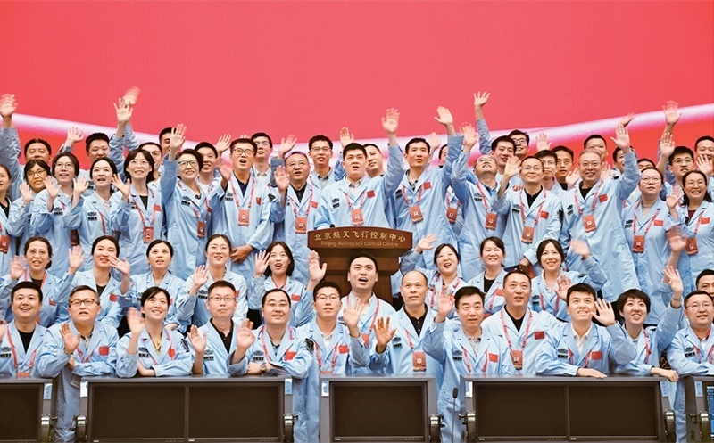 嫦娥六號完成了人類歷史上首次月球背面采樣，突破了多項關鍵技術，是我國建設航天強國、科技強國取得的又一標志性成果，是我國探月工程的重要里程碑。圖為2024年6月25日，嫦娥六號任務圓滿成功后，工作人員在北京航天飛行控制中心合影。 新華社記者 金良快/攝
