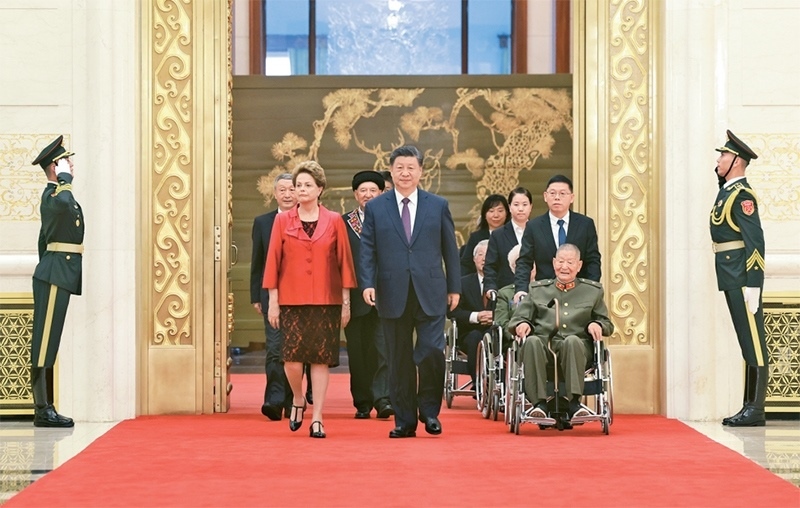 2024年9月29日，中華人民共和國(guó)國(guó)家勛章和國(guó)家榮譽(yù)稱號(hào)頒授儀式在北京人民大會(huì)堂金色大廳隆重舉行。中共中央總書記、國(guó)家主席、中央軍委主席習(xí)近平同國(guó)家勛章和國(guó)家榮譽(yù)稱號(hào)獲得者一同步入會(huì)場(chǎng)。 新華社記者 王曄/攝