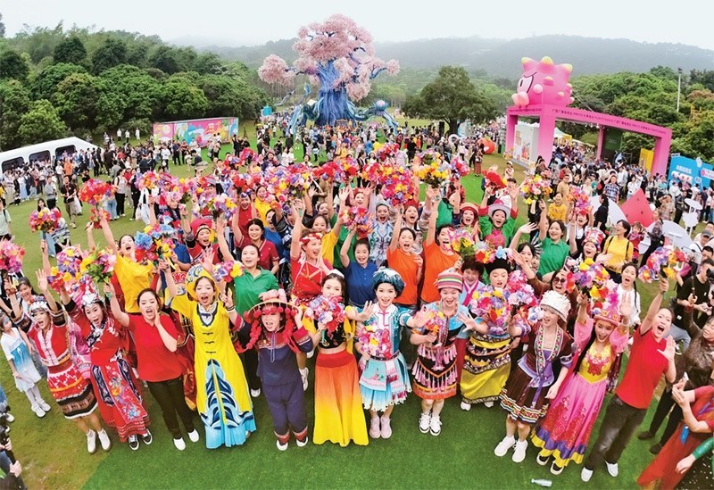 自2014年起，廣西持續(xù)舉辦“廣西三月三·八桂嘉年華”活動，各地民族民俗活動次第登臺，精彩紛呈，這個傳統(tǒng)民族節(jié)慶已演變?yōu)楦髯迦嗣窆蚕砉矘返墓?jié)日盛會和知名文化旅游品牌。圖為2024年4月11日在南寧市拍攝的活動主會場。 新華社記者 周華/攝