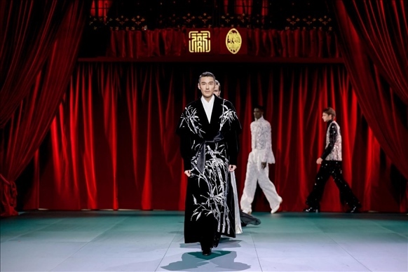 9月28日，模特在法國巴黎舉行的“2024巴黎·恭王府服飾秀”上展示服裝（主辦方供圖）