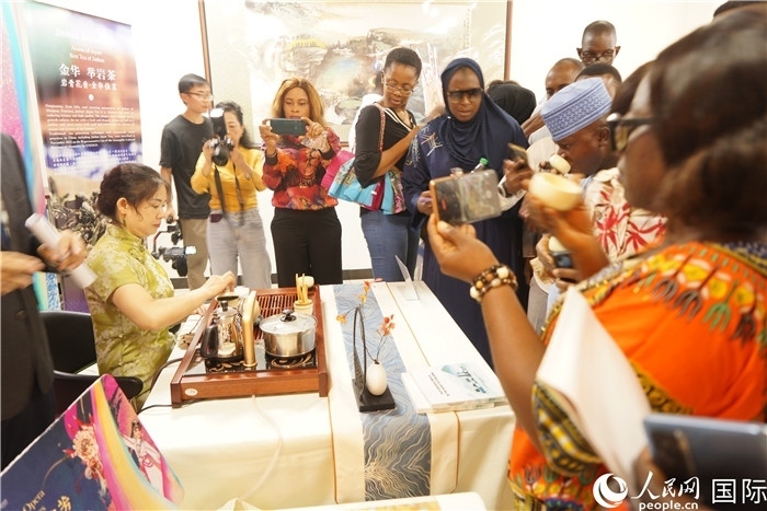 觀眾品嘗金華舉巖茶。人民網記者 姜宣攝