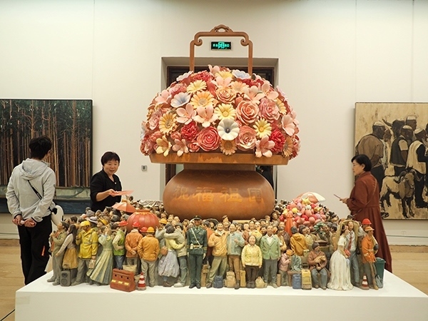 2024年9月28日，觀眾在中國(guó)美術(shù)館參觀“慶祝中華人民共和國(guó)成立75周年——第十四屆全國(guó)美術(shù)作品展覽進(jìn)京作品展”。杜建坡攝。來(lái)源：人民圖片網(wǎng)