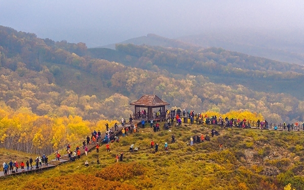 2024年9月27日，內(nèi)蒙古自治區(qū)赤峰市克什克騰旗烏蘭布統(tǒng)景區(qū)層林盡染，游人如織，風(fēng)光如畫(huà)。來(lái)源：人民圖片網(wǎng)