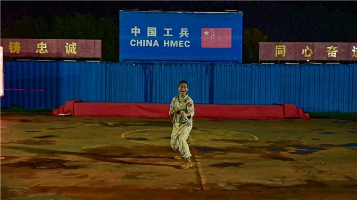 官兵帶來精彩的雙節(jié)棍表演。馬騫攝