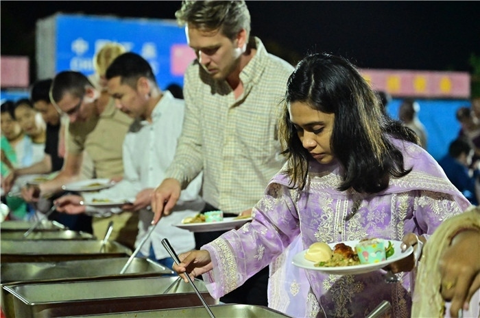 外國友人品嘗中國美食。馬騫攝