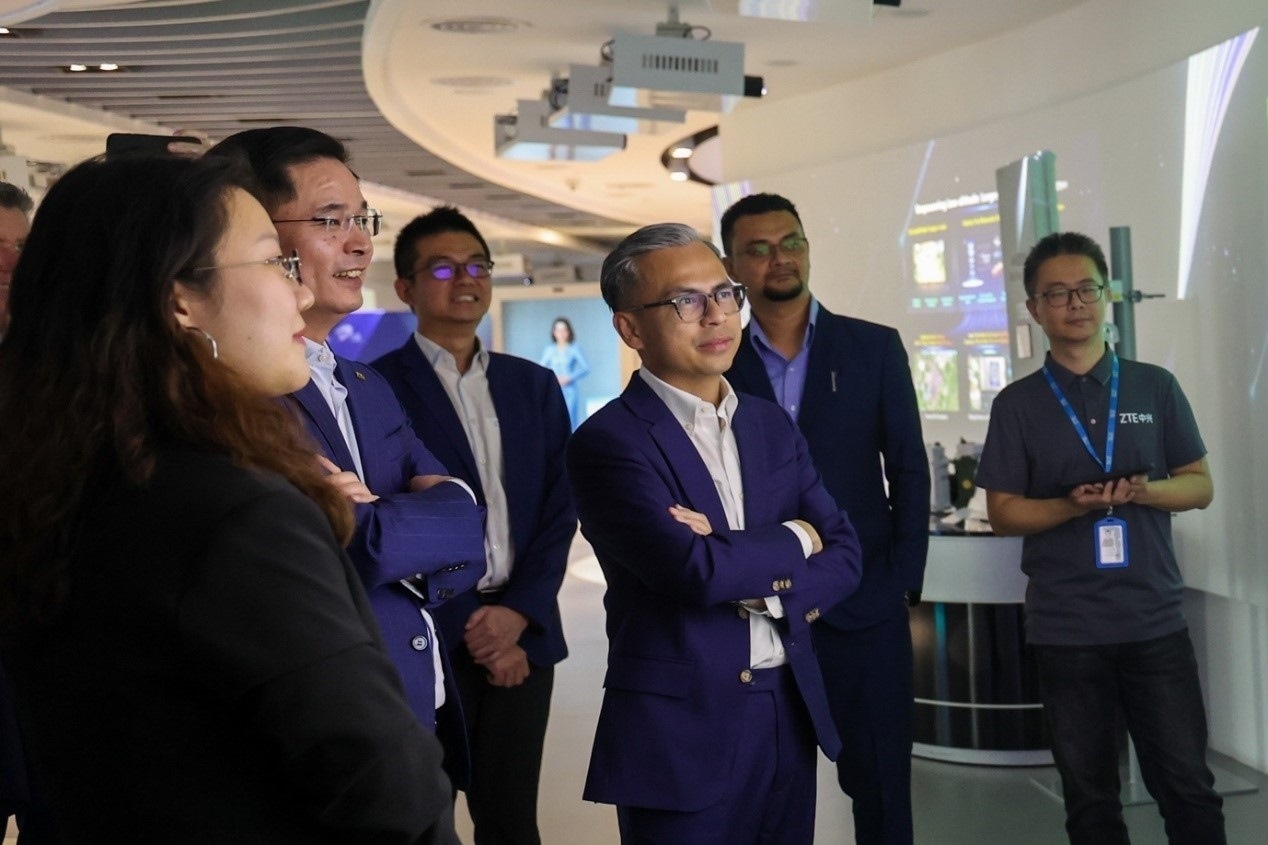 馬來西亞通訊部長(zhǎng)法米·法茲（右三）在華訪問中國(guó)知名通信企業(yè)。（照片由馬來西亞通訊部提供） (1)