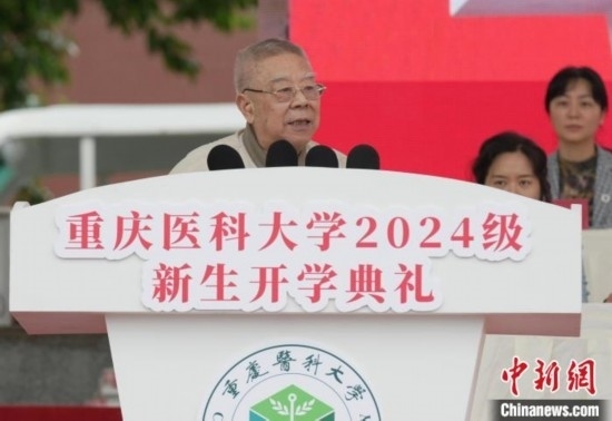 圖為陳宏礎(chǔ)教授為新生帶來(lái)“開(kāi)學(xué)第一課”。中新網(wǎng)記者 周毅 攝