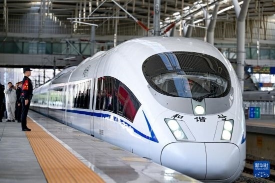 10月1日，由銀川開往惠農(nóng)的C8218次列車從銀川站駛出。