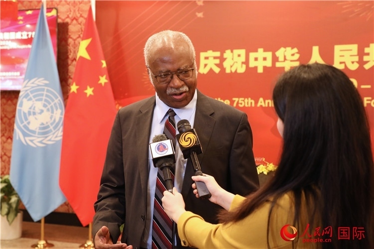 聯(lián)大主席菲勒蒙在招待會現(xiàn)場接受媒體采訪，他向中國政府和人民致以節(jié)日祝賀，表示中國的發(fā)展成就令人驚嘆。人民網(wǎng)記者 李志偉攝