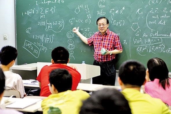 姚期智為清華大學(xué)學(xué)生授課。