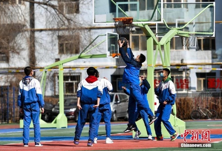 資料圖：初中生在課間休息時(shí)打籃球。中新社記者 劉新 攝