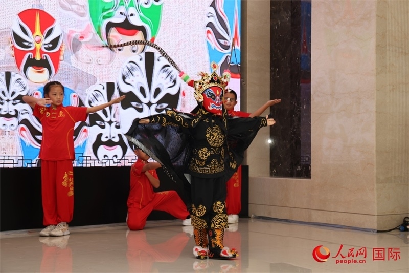 迪拜中國(guó)學(xué)校學(xué)生表演變臉。人民網(wǎng)記者任皓宇攝