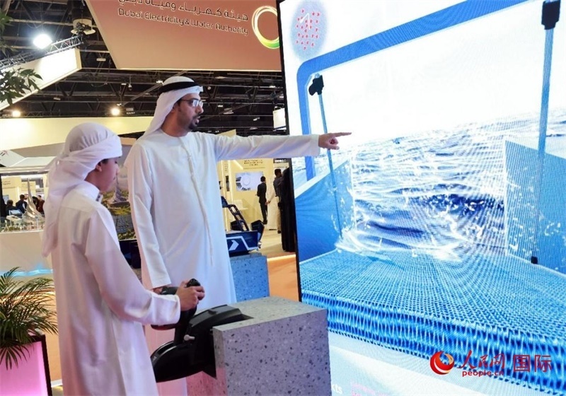 一名兒童在模擬操作船舶，撿拾海洋垃圾。人民網(wǎng)記者管克江攝