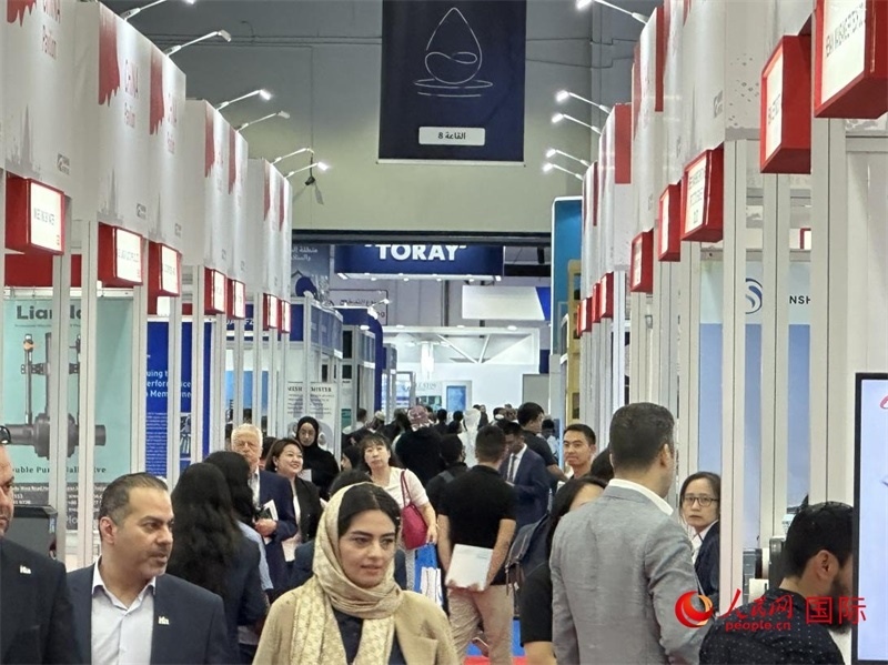 中國(guó)館前人頭攢動(dòng)。人民網(wǎng)記者管克江攝