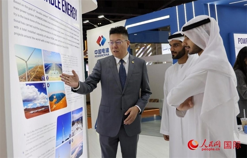中國(guó)電建中東北非區(qū)域總部負(fù)責(zé)人向觀眾介紹公司承建的可再生能源項(xiàng)目。人民網(wǎng)記者 管克江攝