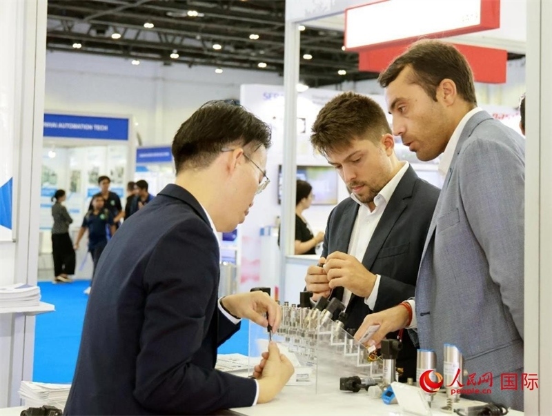 中外展商交流。人民網(wǎng)記者管克江攝
