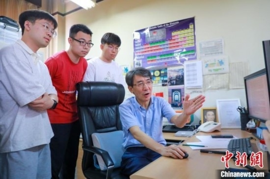 薛其坤在指導(dǎo)學(xué)生。 (受訪者供圖)