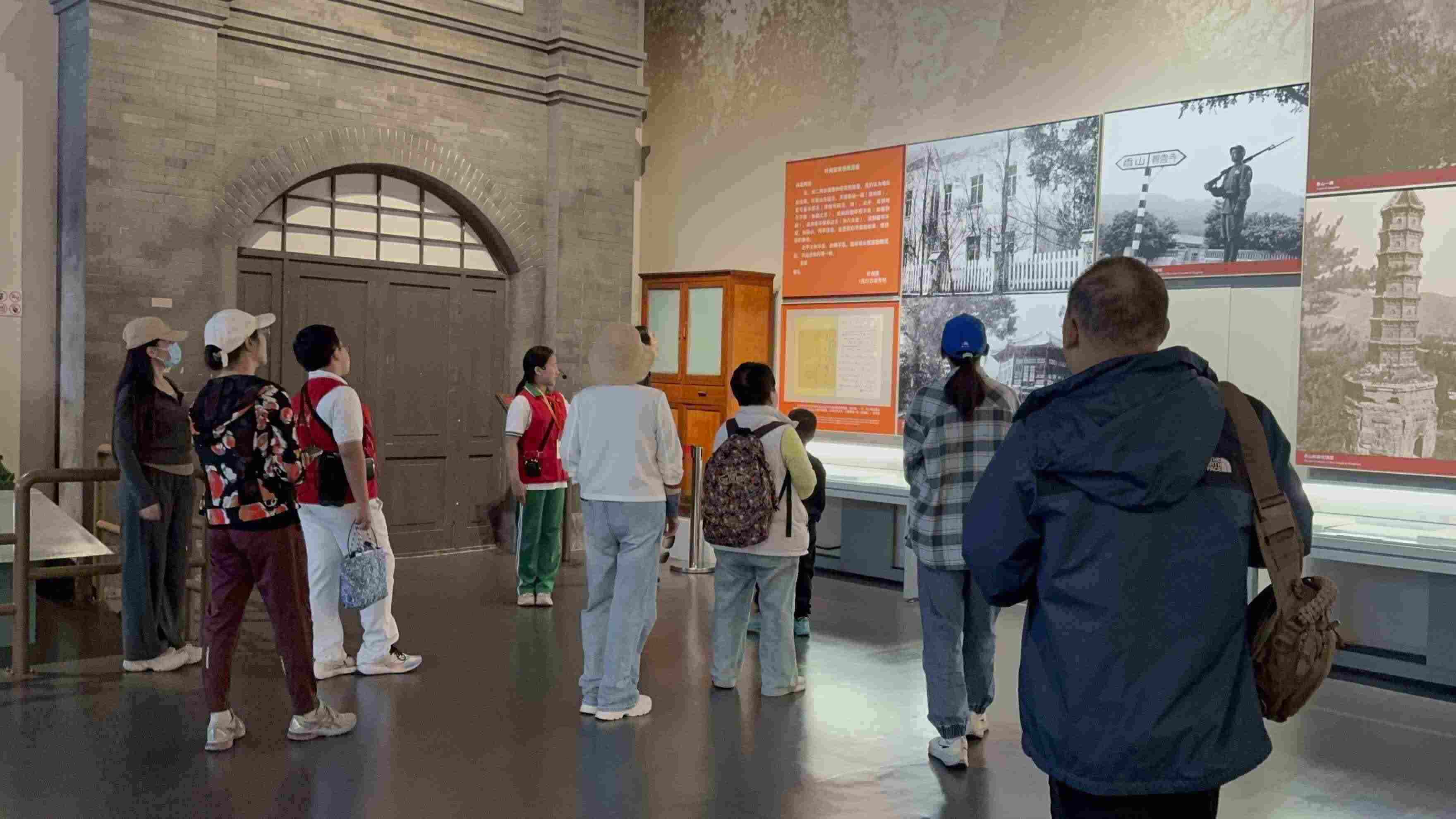 10月4日，北京香山革命紀(jì)念館內(nèi)，一名“紅領(lǐng)巾志愿者”正在為參觀者講解。人民網(wǎng)記者 劉微攝