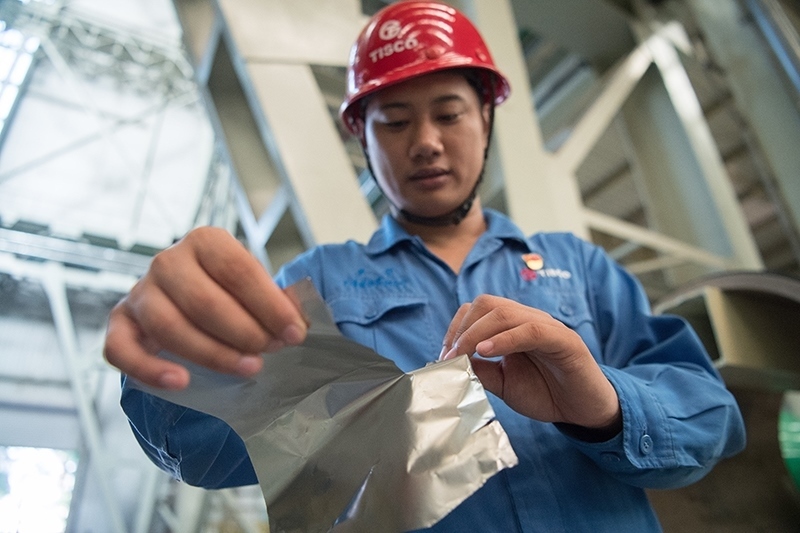 2018年8月8日，山西省太原市，太鋼不銹鋼精密帶鋼有限公司工作人員用手撕開不銹鋼。