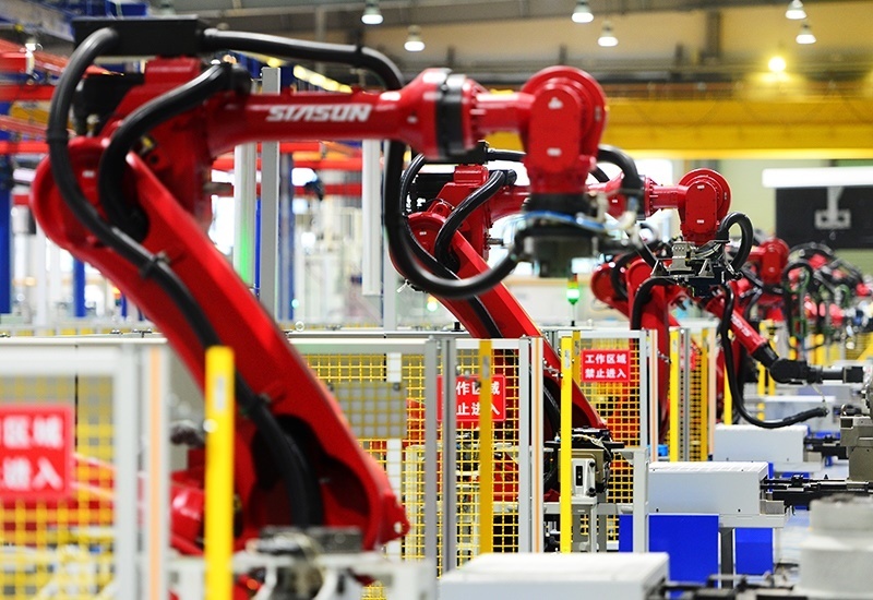 2019年11月22日，沈陽，一家數(shù)字化智能工廠內(nèi)，名為SR210的機器人正在自主地抓取各種零部件，快速組裝稍小的工業(yè)機器人。