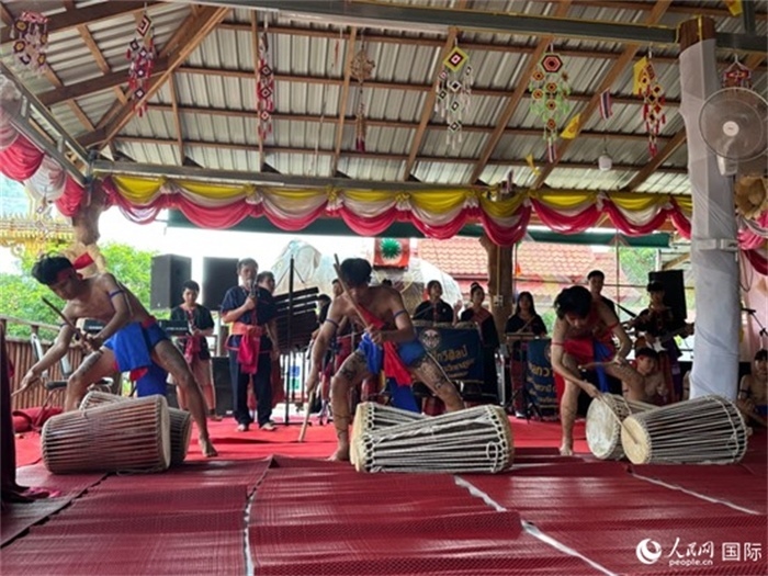泰國藝術(shù)團(tuán)體給游客表演當(dāng)?shù)貍鹘y(tǒng)舞蹈。人民網(wǎng)記者 簡(jiǎn)承淵攝