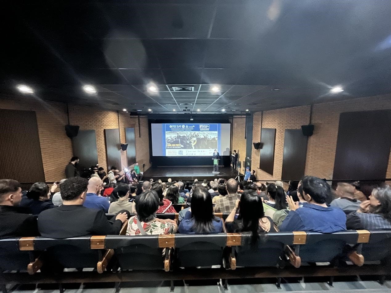 當(dāng)?shù)貢r間10月3日晚，由巴西圣保羅州立大學(xué)孔子學(xué)院舉辦的第九屆圣保羅中國電影展在圣保羅文化中心拉開帷幕。巴西圣保羅州立大學(xué)孔子學(xué)院供圖