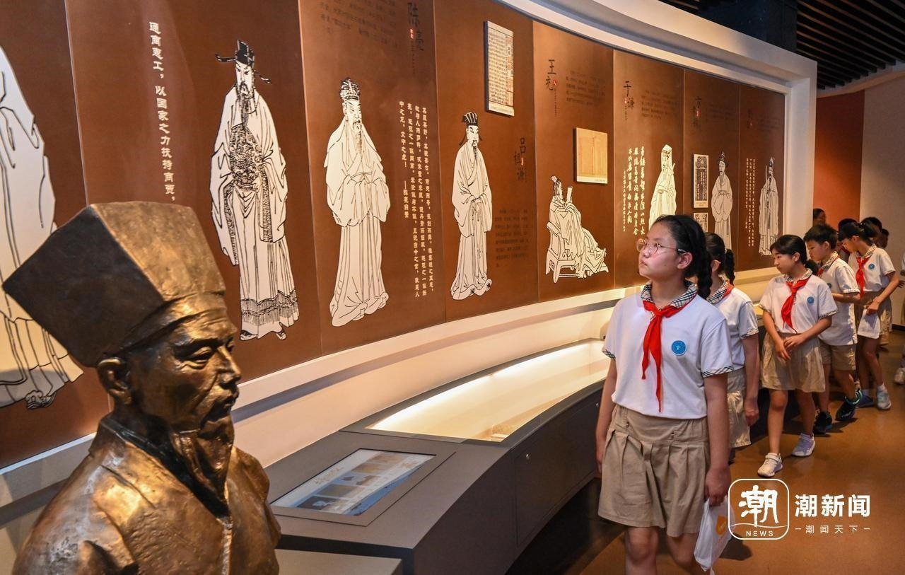 來自杭州市政苑小學(xué)的學(xué)生走進(jìn)浙江省檔案館“大寫浙江人”展廳，近距離“觸摸”歷史、走進(jìn)榜樣、聆聽故事，激發(fā)愛黨愛國愛家熱情。記者 董旭明 攝