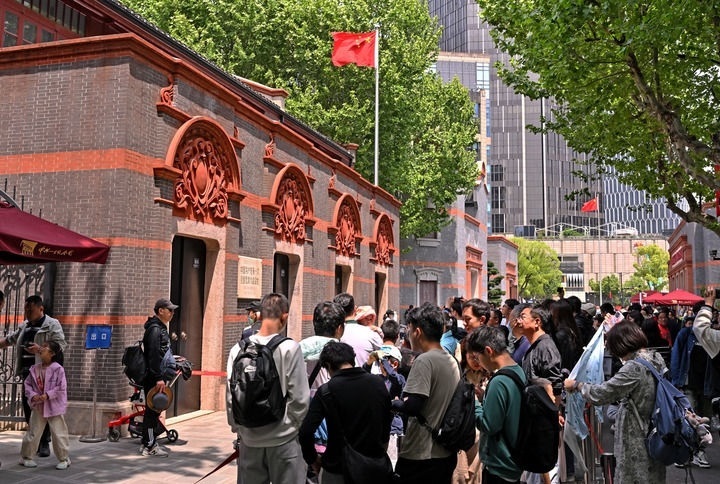 2024年5月3日，游客在位于上海的中共一大會(huì)址前參觀。新華社記者 劉穎 攝
