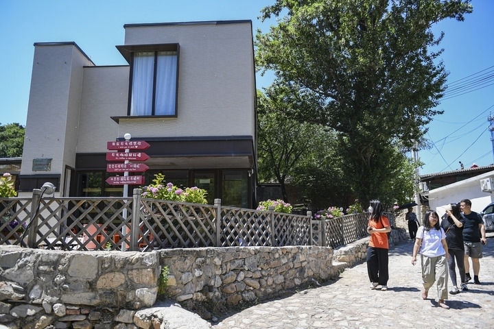 游客在北京延慶石峽村觀光（2024年6月1日攝）。新華社記者 陳鐘昊 攝