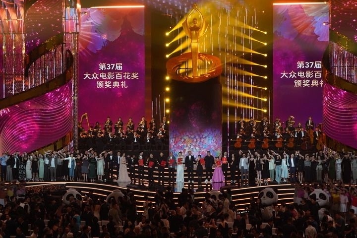 2024年8月4日，在四川成都，第37屆大眾電影百花獎(jiǎng)獲獎(jiǎng)?wù)吆痛蟊娫u(píng)審在舞臺(tái)上合影。新華社記者 唐文豪 攝