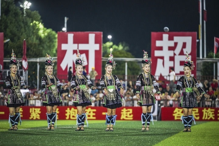 2024年9月28日，榕江縣侗族大歌隊(duì)的演員們?cè)凇按宄弊闱驁?chǎng)上表演。當(dāng)日，“發(fā)現(xiàn)中國之美·相約貴州村超”國際友誼賽在貴州省黔東南苗族侗族自治州榕江縣的“村超”足球場(chǎng)舉行。新華社記者 陶亮 攝