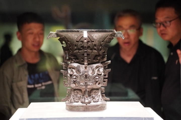2024年5月9日，游客在陜西寶雞青銅器博物院內(nèi)參觀西周文物何尊。新華社記者 邵瑞 攝
