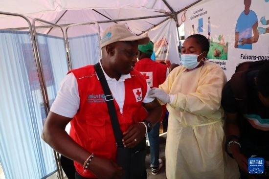 10月5日，在剛果（金）北基伍省首府戈馬市一座醫(yī)院內(nèi)，醫(yī)護(hù)人員為一名聯(lián)合國兒童基金會工作人員接種猴痘疫苗。新華社發(fā)（阿蘭·烏亞卡尼攝）