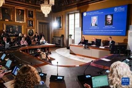 10月8日，在瑞典斯德哥爾摩舉行的2024年諾貝爾物理學(xué)獎公布現(xiàn)場，屏幕顯示獎項得主美國普林斯頓大學(xué)的約翰·霍普菲爾德和加拿大多倫多大學(xué)的杰弗里·欣頓。新華社記者 彭子洋 攝